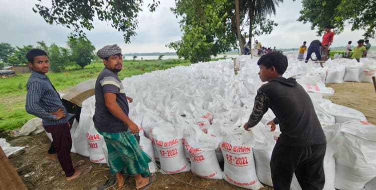 सालमारी बाढ़ नियंत्रण विभाग फ्लड फाइटिंग कार्य में जुटा