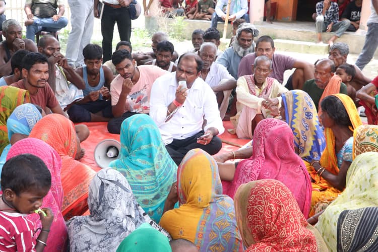 वीआईपी के राष्ट्रीय उपाध्यक्ष ने जनसंपर्क कर ग्रामीणों की समस्याओं को सुना