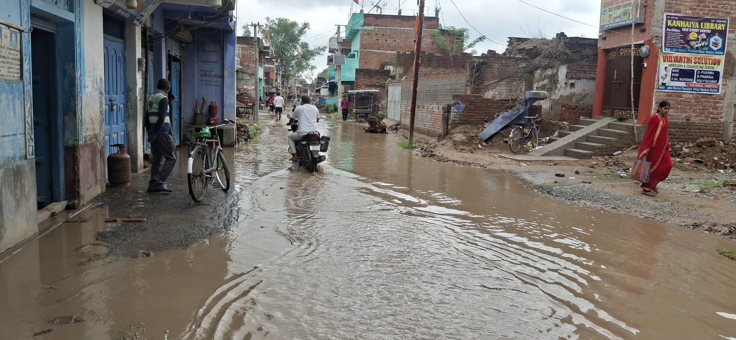 परैया-टिकारी सड़क पर गड्ढे बने मुसीबत
