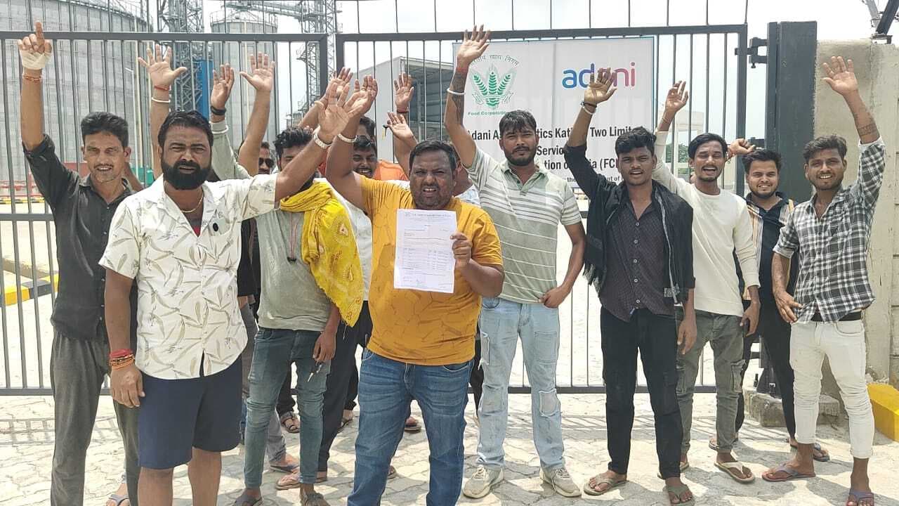 साइलों गोदाम के गेट पर गिट्टी बालू सप्लायर ने किया हंगामा