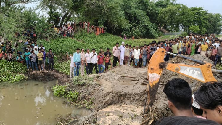 खुदाई के दौरान तिलावे नदी किनारे गड्ढे से मिलीं देवी-देवताओं की मूर्तियां, इलाके में  सनसनी