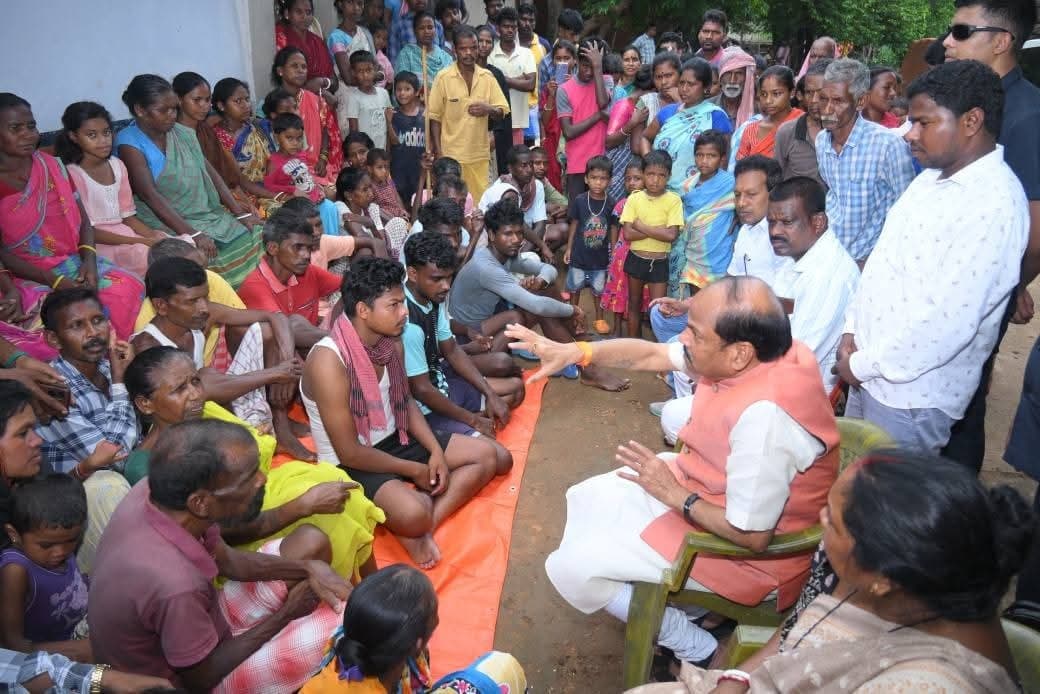 पूर्व मुख्यमंत्री रघुवर दास पहुंचे जामा के खेपचुआ गांव, लगायी चौपाल