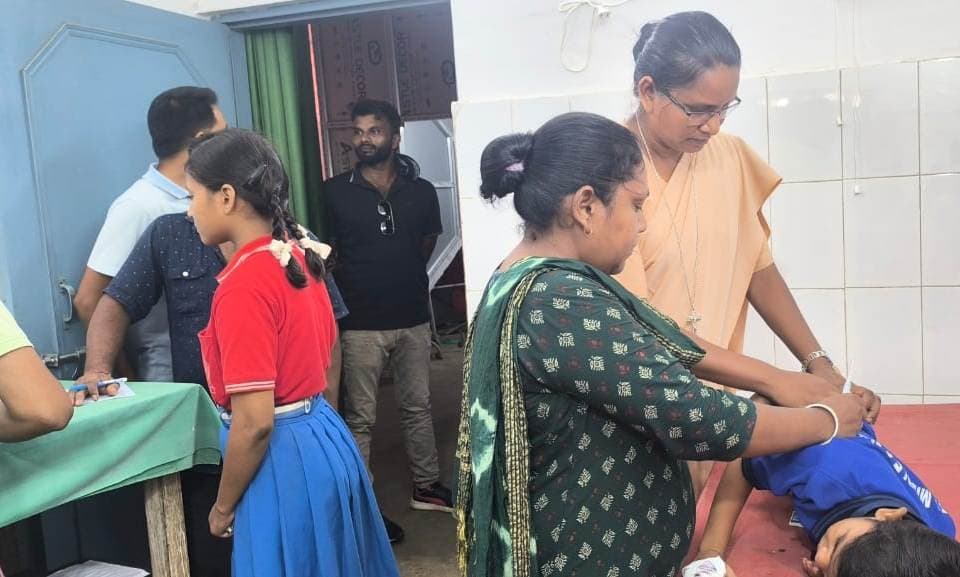 स्कूल वैन ट्रक से टकरायी, पांच बच्चे घायल