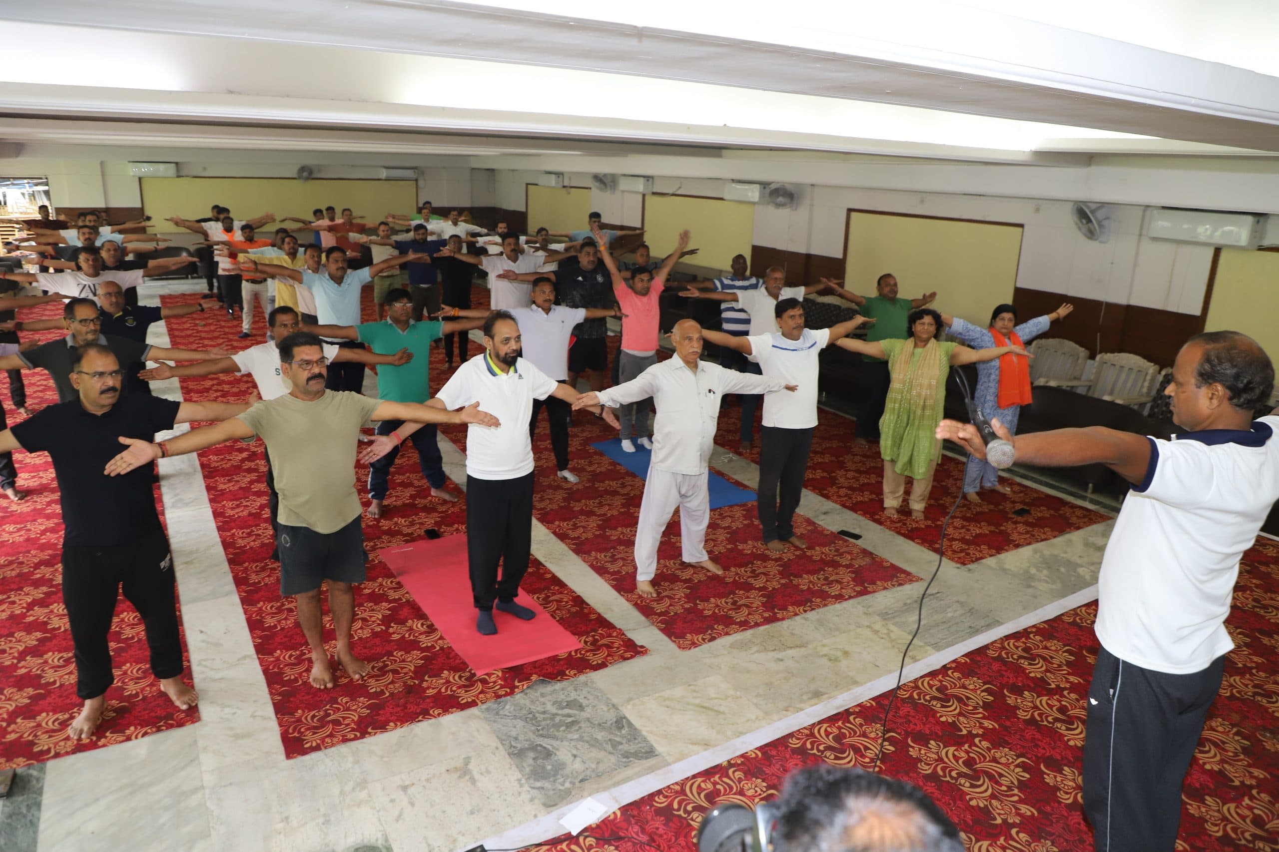 Jamshedpur news. साकची धालभूम क्लब में सांसद ने किया योग, बताए इसके फायदे