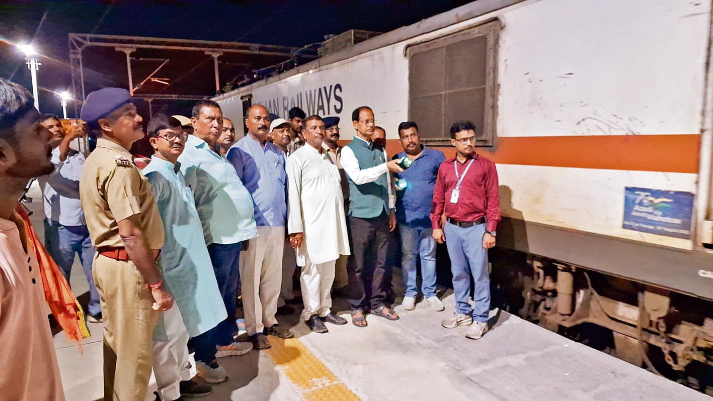 Gopalganj News : थावे स्टेशन से साबरमती एक्सप्रेस को किया रवाना