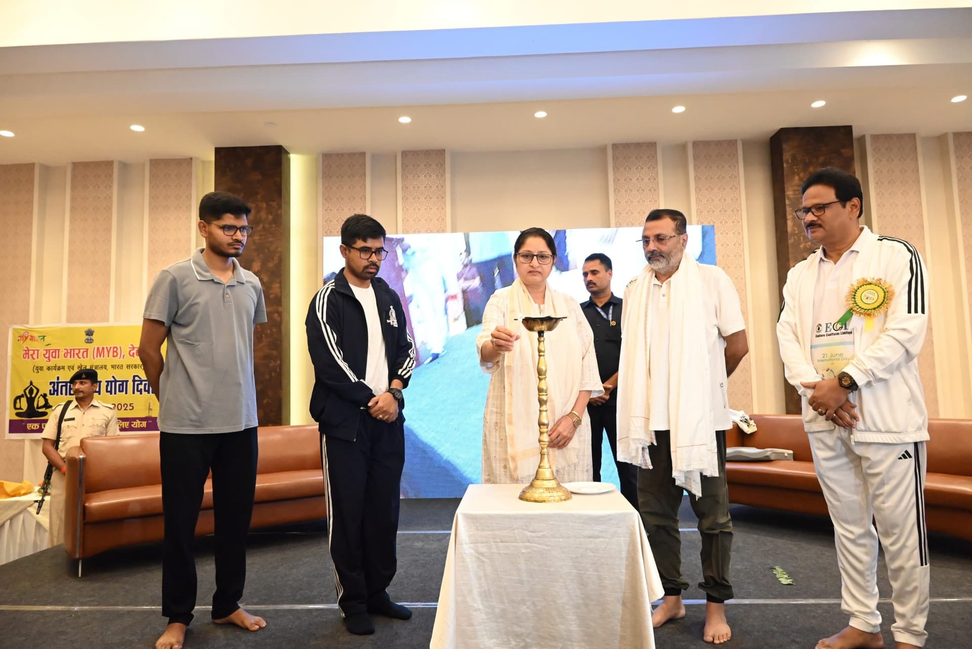 Deoghar News : योग से एकाग्रता, आत्मविश्वास और शांति का प्रवाह होता है : अन्नपूर्णा