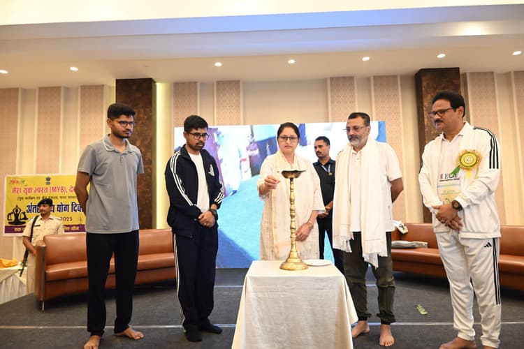 Deoghar News : योग से एकाग्रता, आत्मविश्वास और शांति का प्रवाह होता है : अन्नपूर्णा