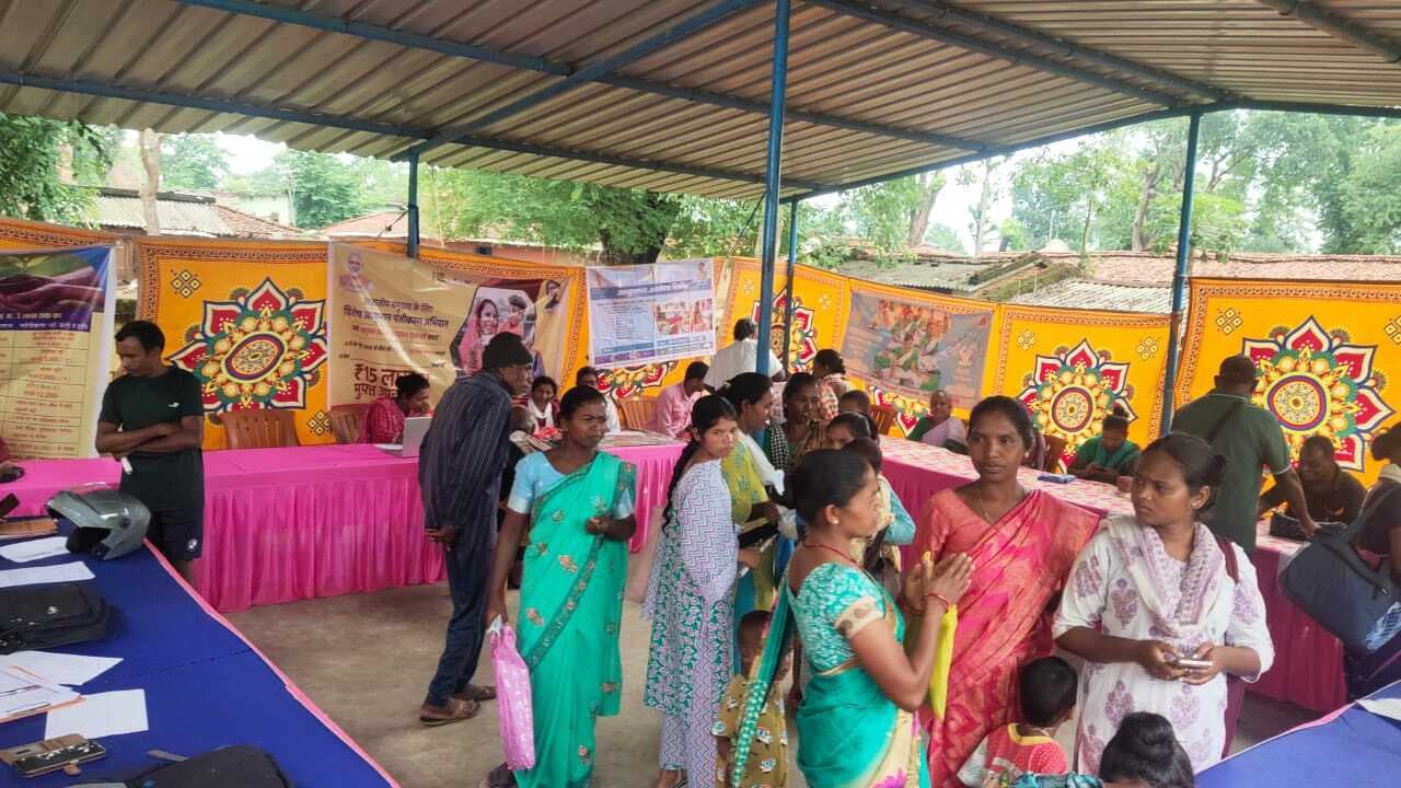 तोरपा के लाभुकों के बनाये गये आयुष्मान कार्ड, जॉब कार्ड