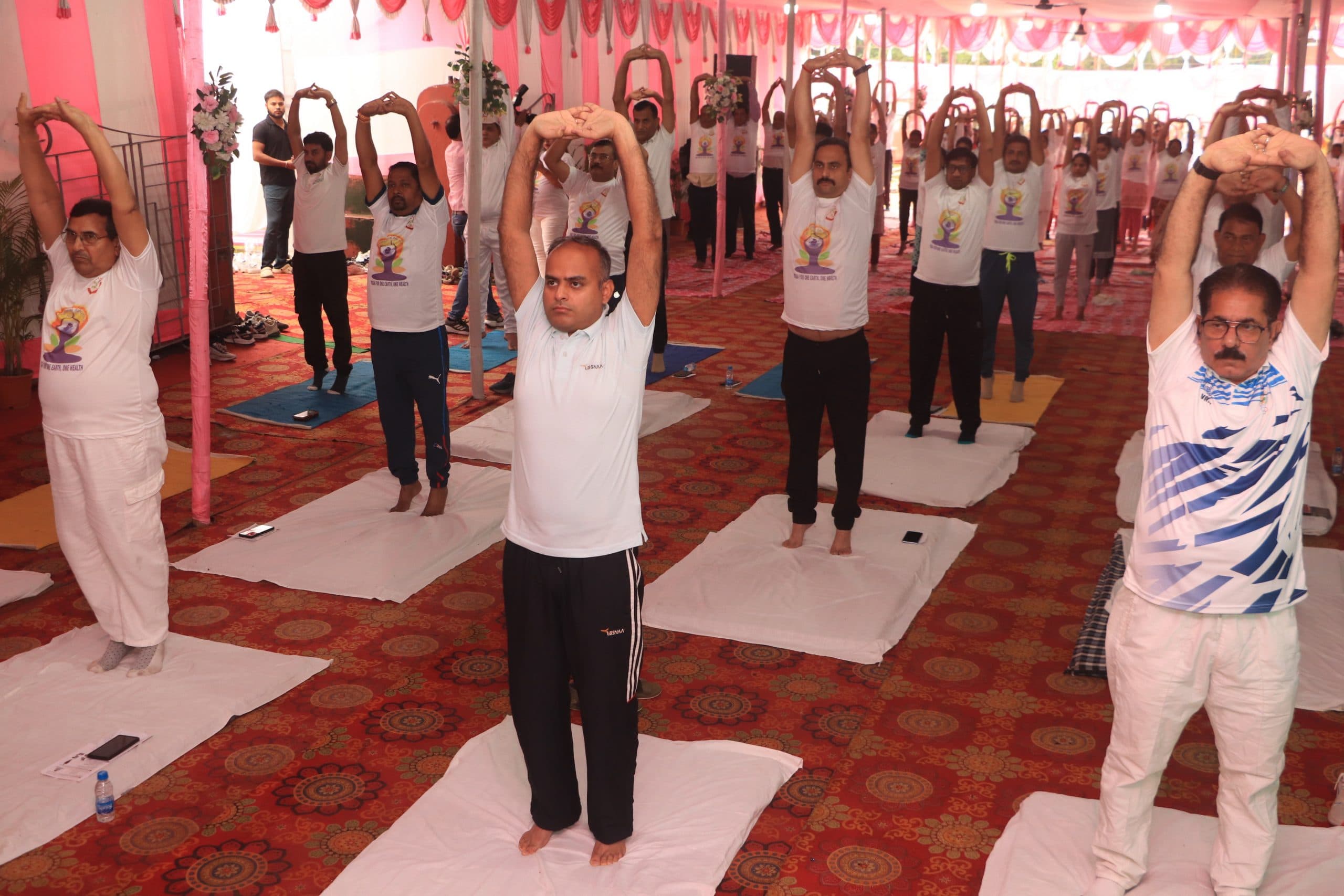 Jamshedpur news. निरोग रहने के लिए योग को अपनी दिनचर्या में शामिल करें : उपायुक्त