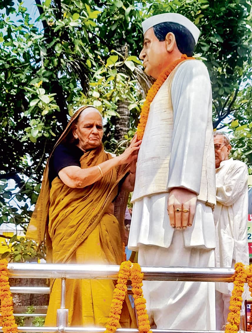 Gopalganj News : सहकारिता के पुरोधा नगीना बाबू को जयंती पर किया नमन