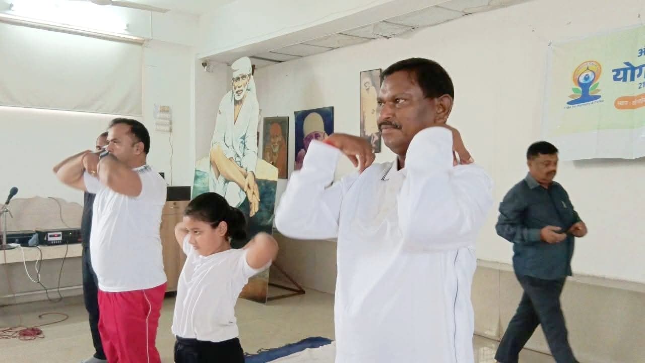 Jamshedpur news. घोड़ाबांधा साई नाथ देव स्थान में अर्जुन मुंडा ने किया योग