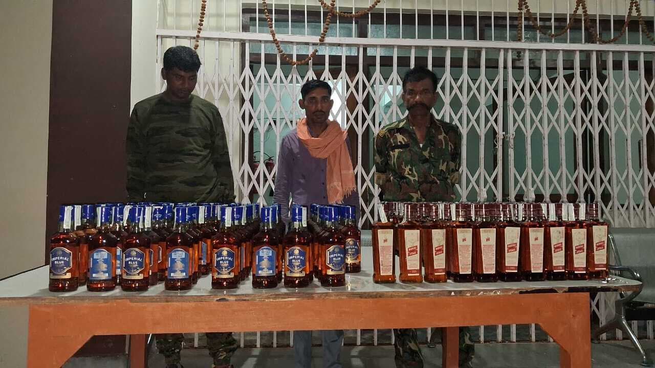शराब के साथ चार व्यक्ति गिरफ्तार