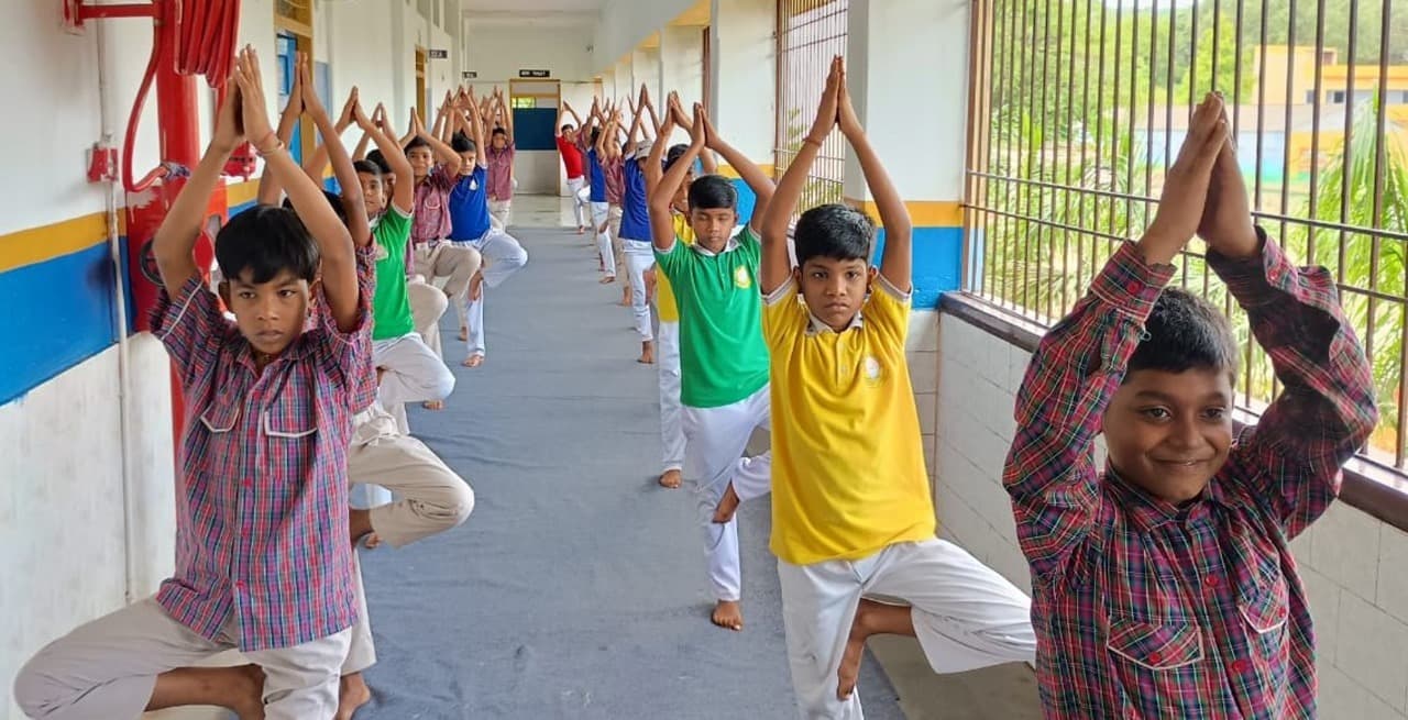 खलारी के विद्यालयों, संस्थानों, थाना और पंचायतों में हुआ योगाभ्यास