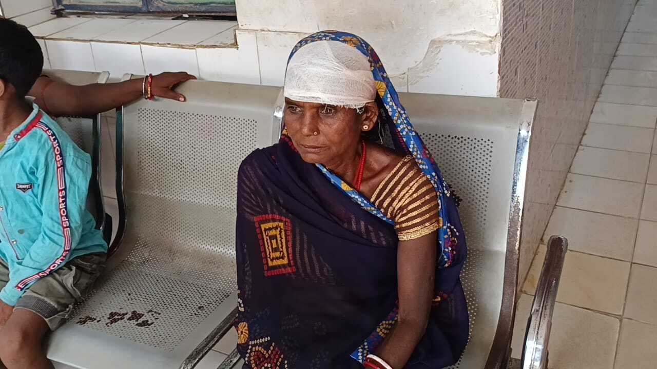 बाइक के धक्के से महिला हुई जख्मी