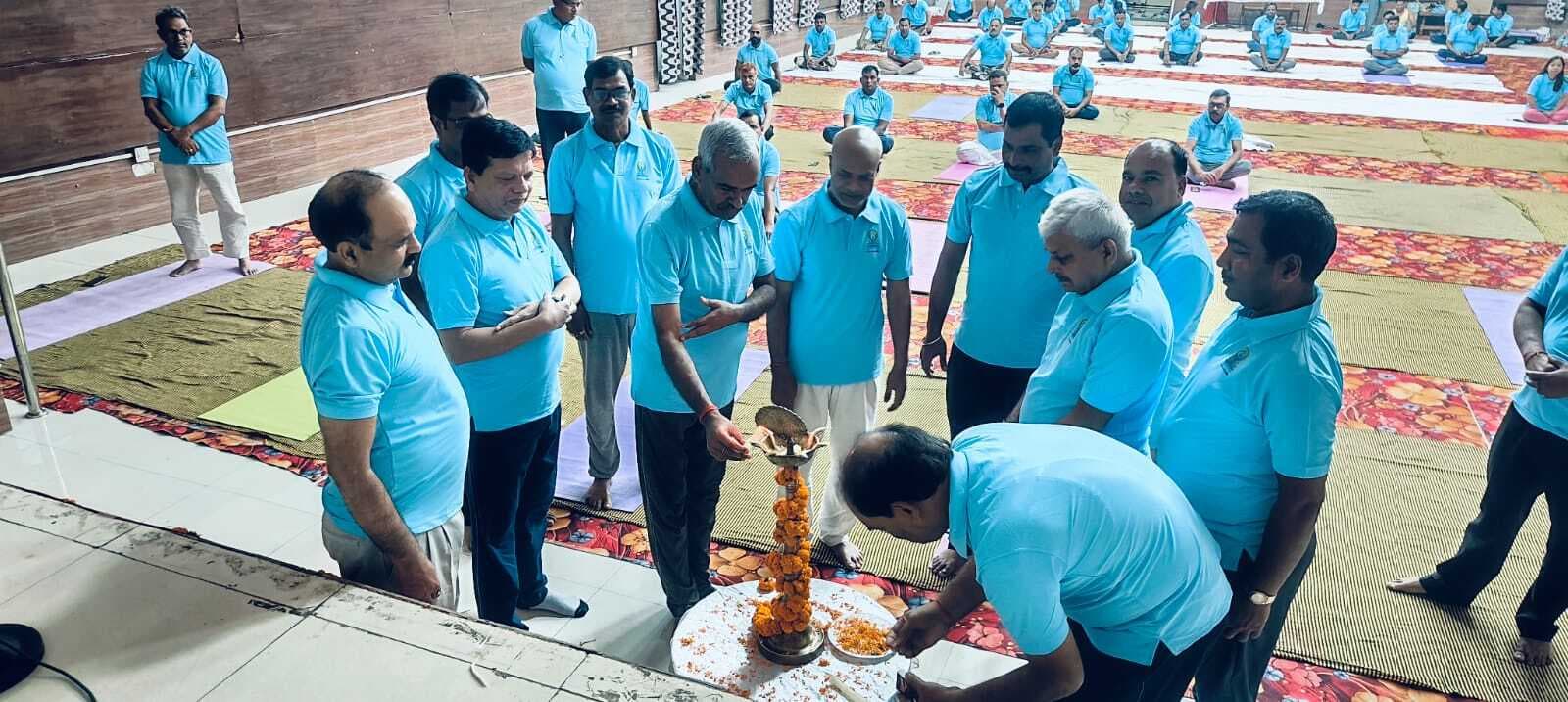 आत्मा से परमात्मा को मिलाने का साधन है योगा: शुक्ला