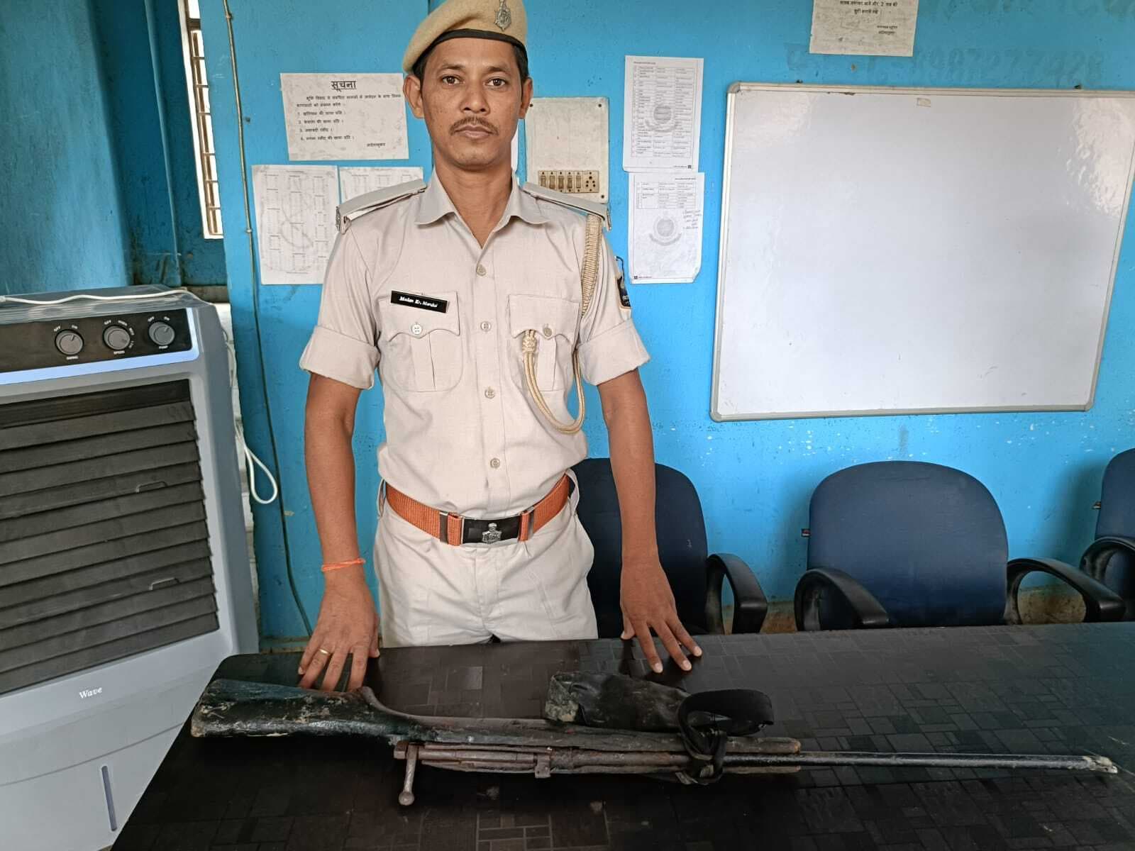 पुलिस ने खेत से एक हथियार व कारतूस किये बरामद