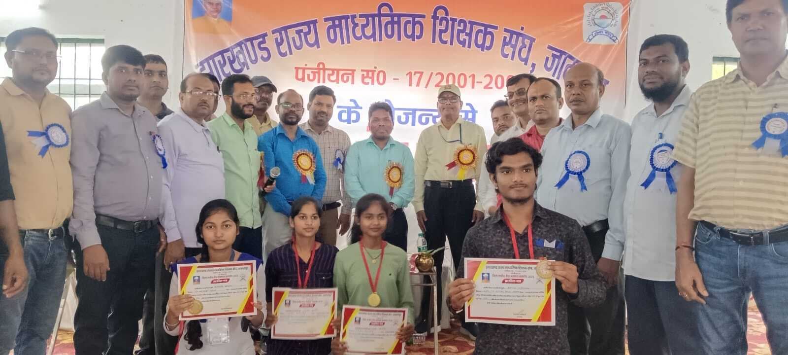 डीइओ ने मैट्रिक व इंटर के टॉपर विद्यार्थियों को किया सम्मानित