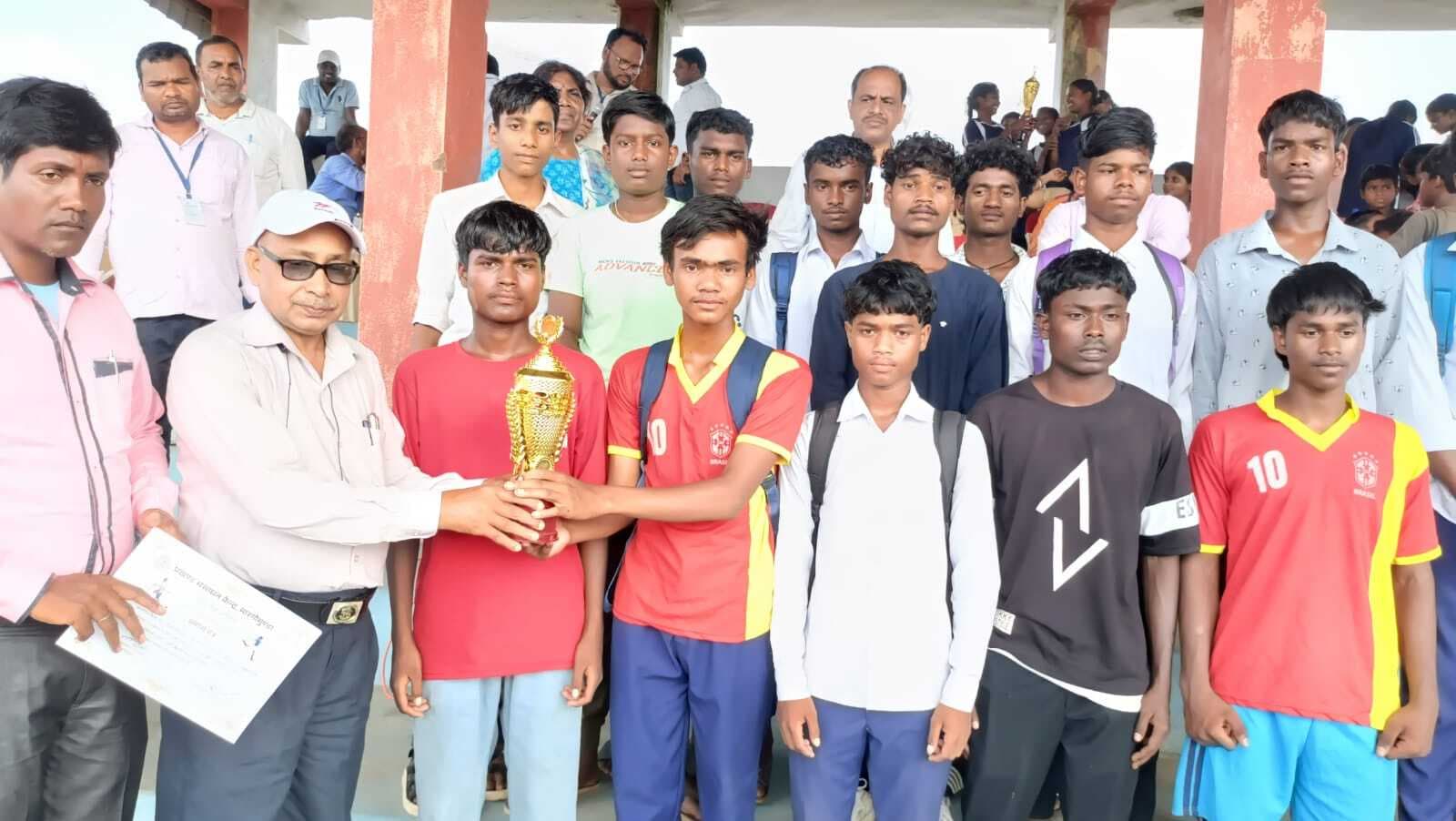 Deoghar news : सुब्रतो फुटबॉल प्रतियोगिता : विजेता- उपविजेता टीम को अतिथियों ने ट्राफी देकर किया सम्मानित .