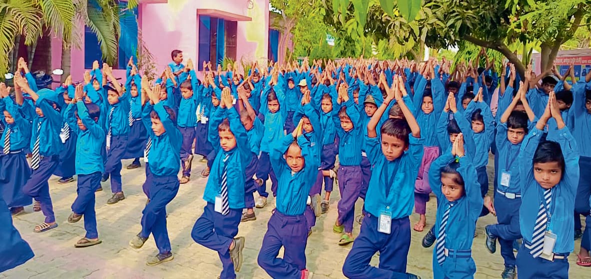 Gopalganj News : गोपालगंज क्लब में योगाभ्याष, योग कर लिया निरोग रहने का संकल्प