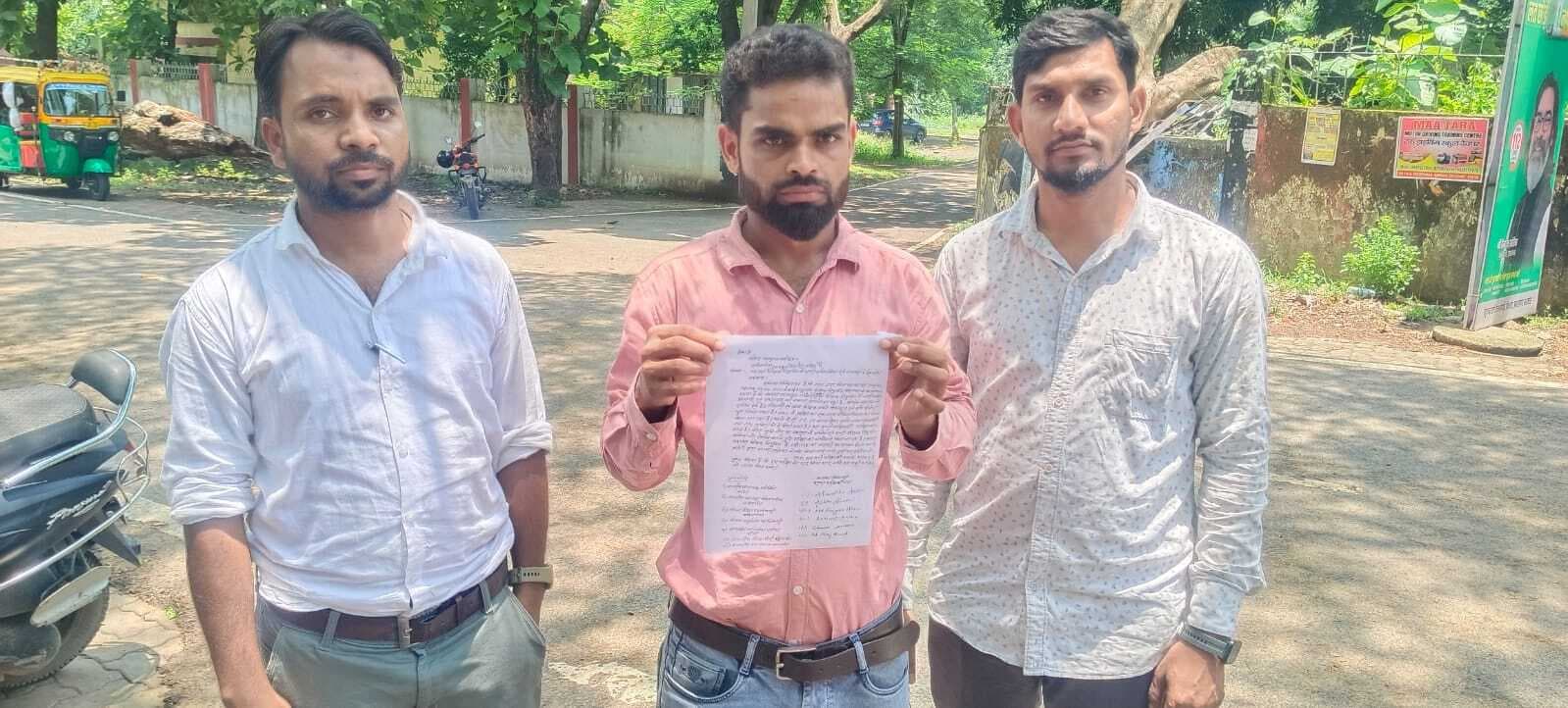 बरहेट में शिक्षक बहाली प्रक्रिया रद्द करने के लिए डीसी को ज्ञापन