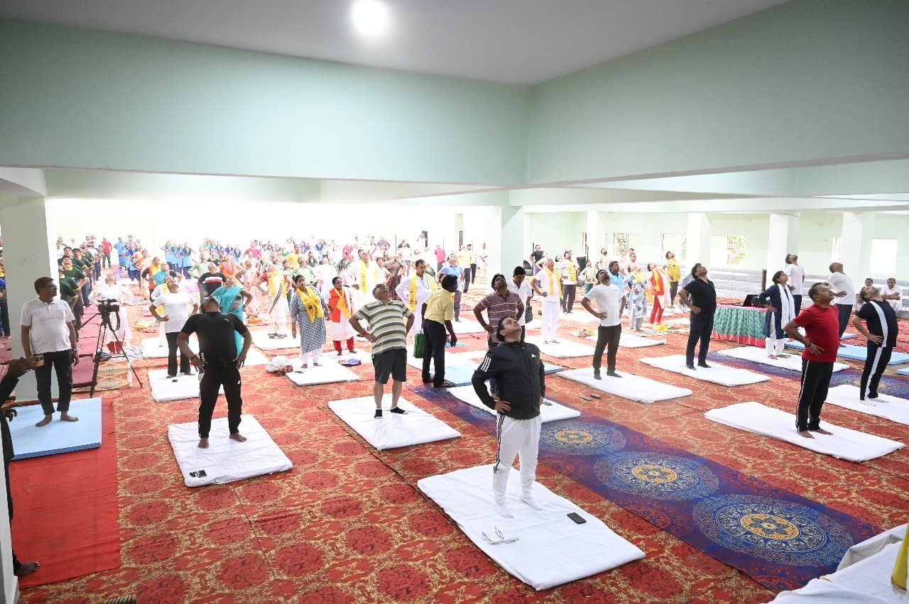 नियमित योग कर निरोग रहने का लिया संकल्प