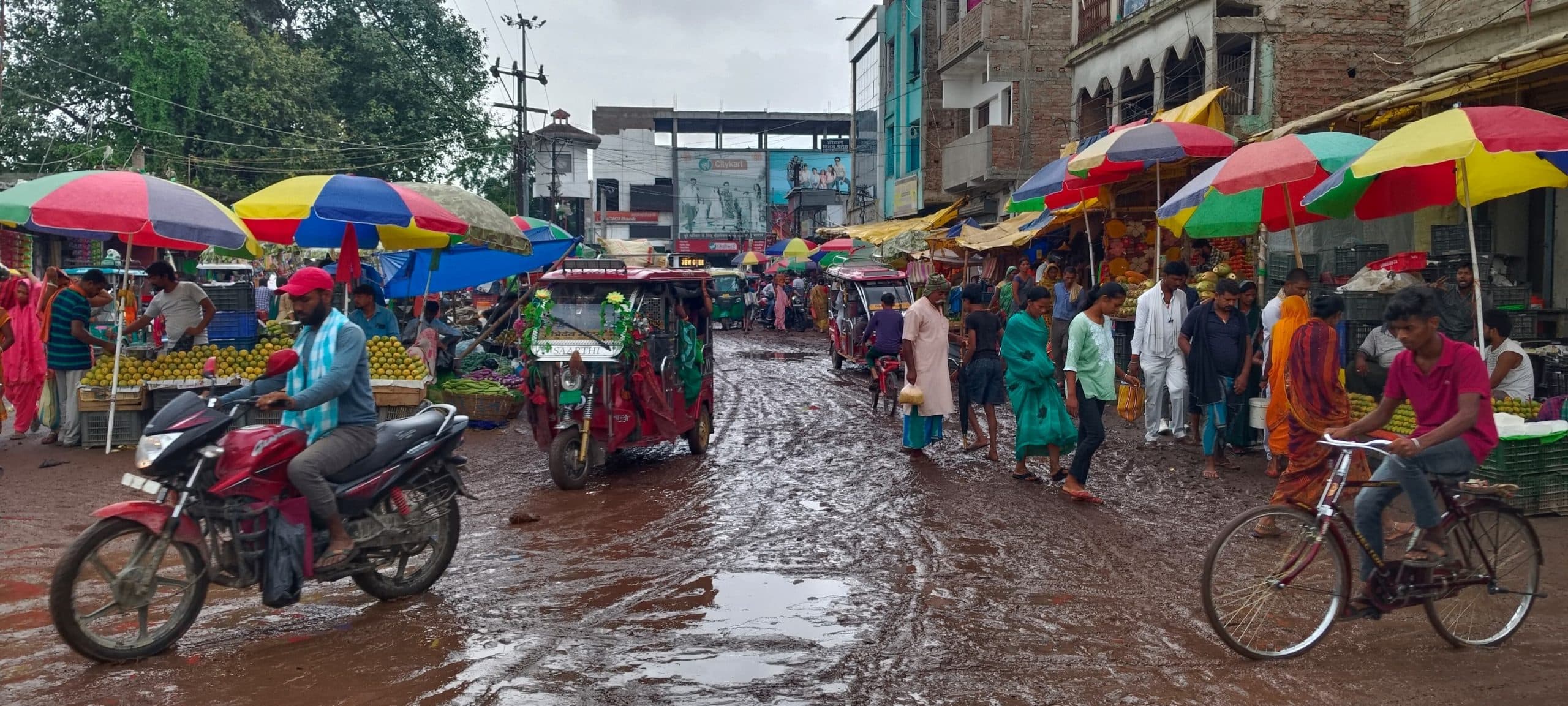 हल्की बारिश ने बिगाड़ी शहर की सूरत, सड़क पर जलजमाव व कीचड़ से राहगीर परेशान