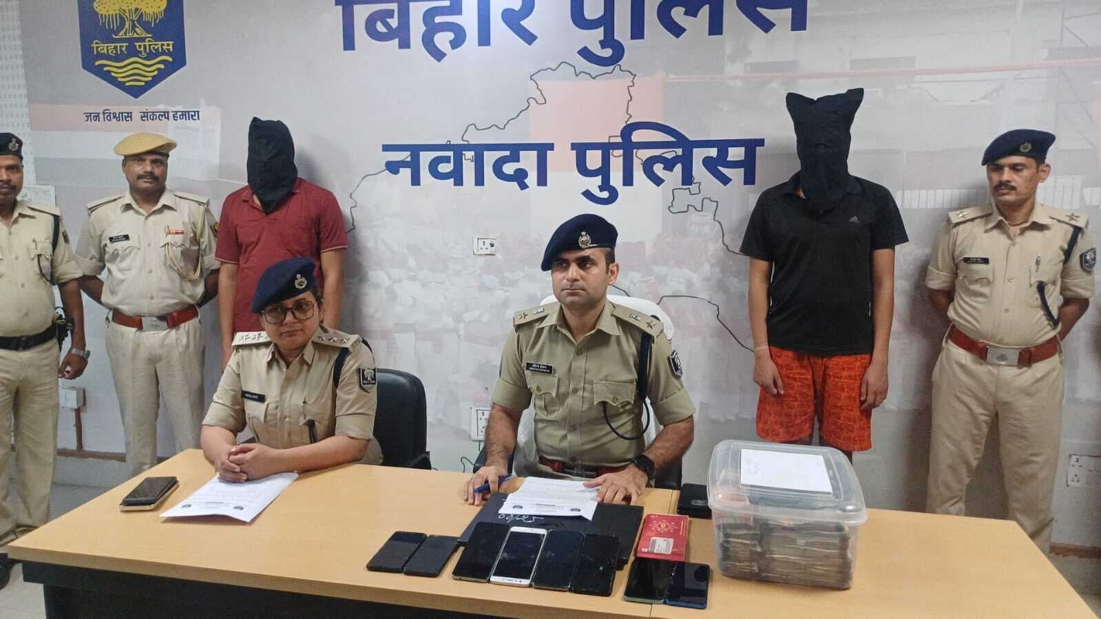 दो सगे भाइयों के साथ तीन साइबर आरोपित गिरफ्तार,  "21.62 लाख जब्त