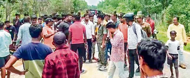 Seraikela Kharsawan News : शादी समारोह से लौट रहे युवक की बाइक पेड़ से टकरायी, मौत