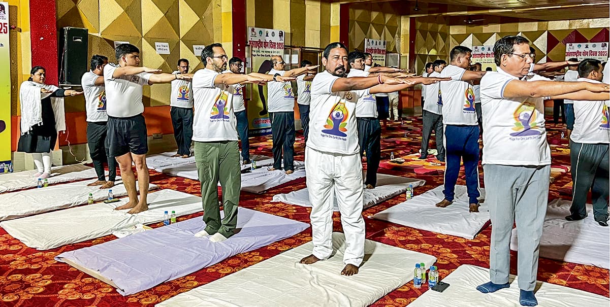 Seraikela Kharsawan News : योग से एकाग्रता, आत्मविश्वास व मानसिक शांति मिलती है : डीसी