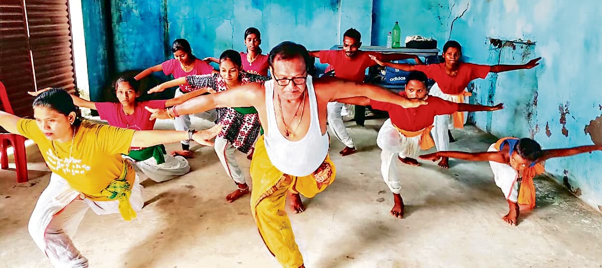 Seraikela Kharsawan News : योग दिवस पर छऊ गुरु तपन पटनायक ने दी अनूठी प्रस्तुति