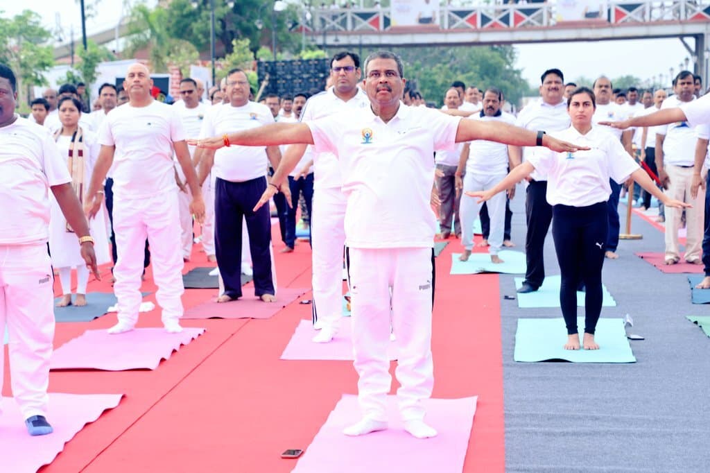 Sambalpur News: शारीरिक, मानसिक एवं आध्यात्मिक चेतना का वैज्ञानिक प्रयोग है योग : धर्मेंद्र प्रधान