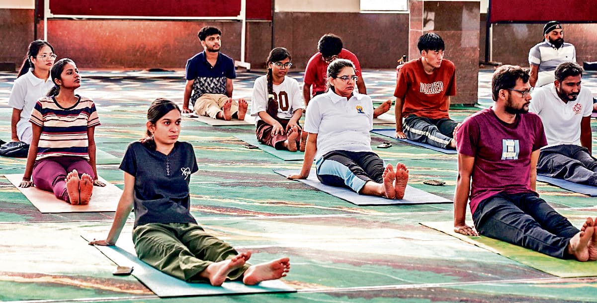 Rourkela News: स्वस्थ मन व शरीर के लिए योग को दिनचर्या का हिस्सा बनायें : एनआइटी निदेशक