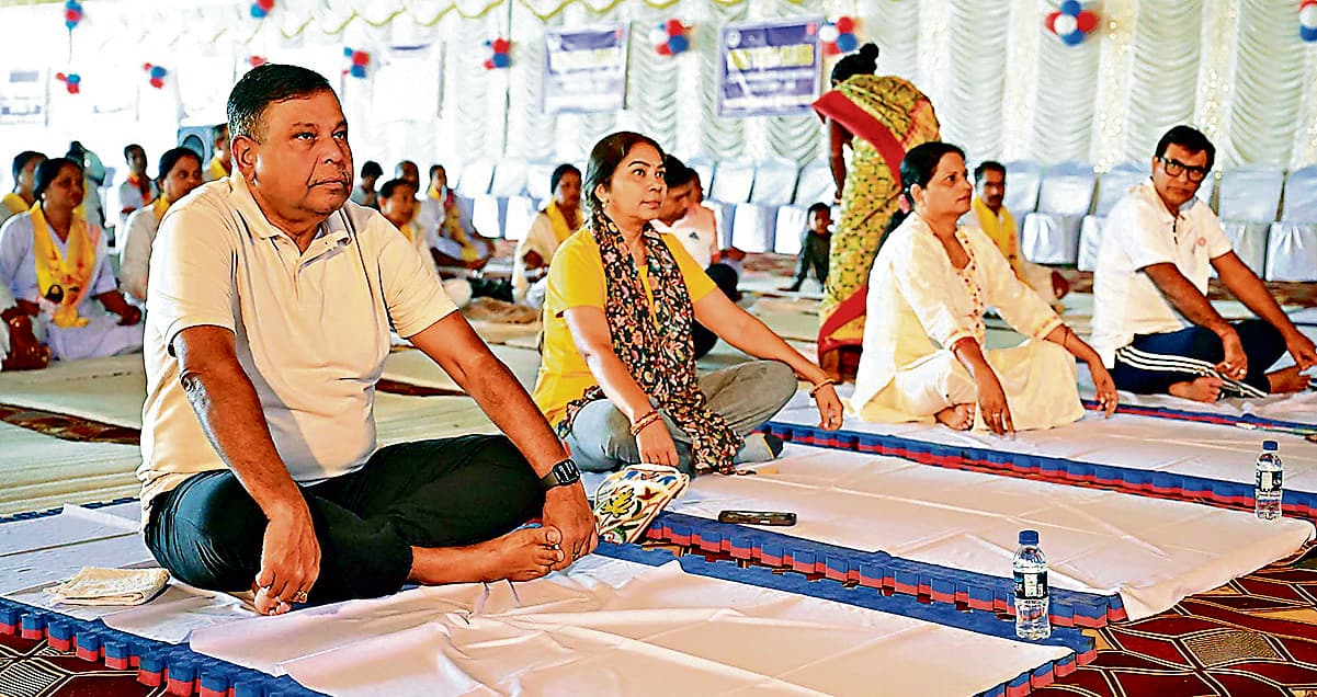 Rourkela News: आरएसपी के योग सत्र में स्वस्थ जीवन जीने के लिए नियमित योगाभ्यास पर दिया जोर
