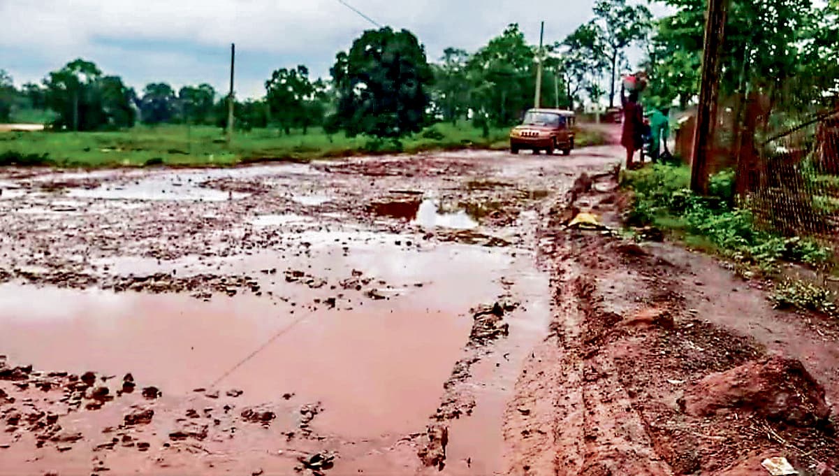 Rourkela News: घरों में घुसा खदान डंपिंग प्वाइंट से निकला लाल पानी, लोग रहे परेशान