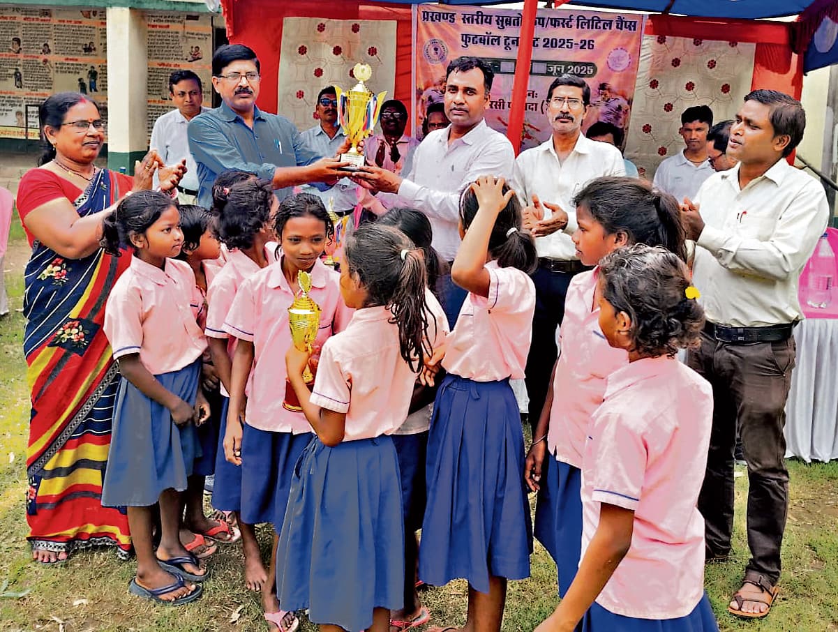 East Singhbhum News : पटमदा में प्रखंड स्तरीय सुब्रतो कप फुटबॉल प्रतियोगिता का शुभारंभ