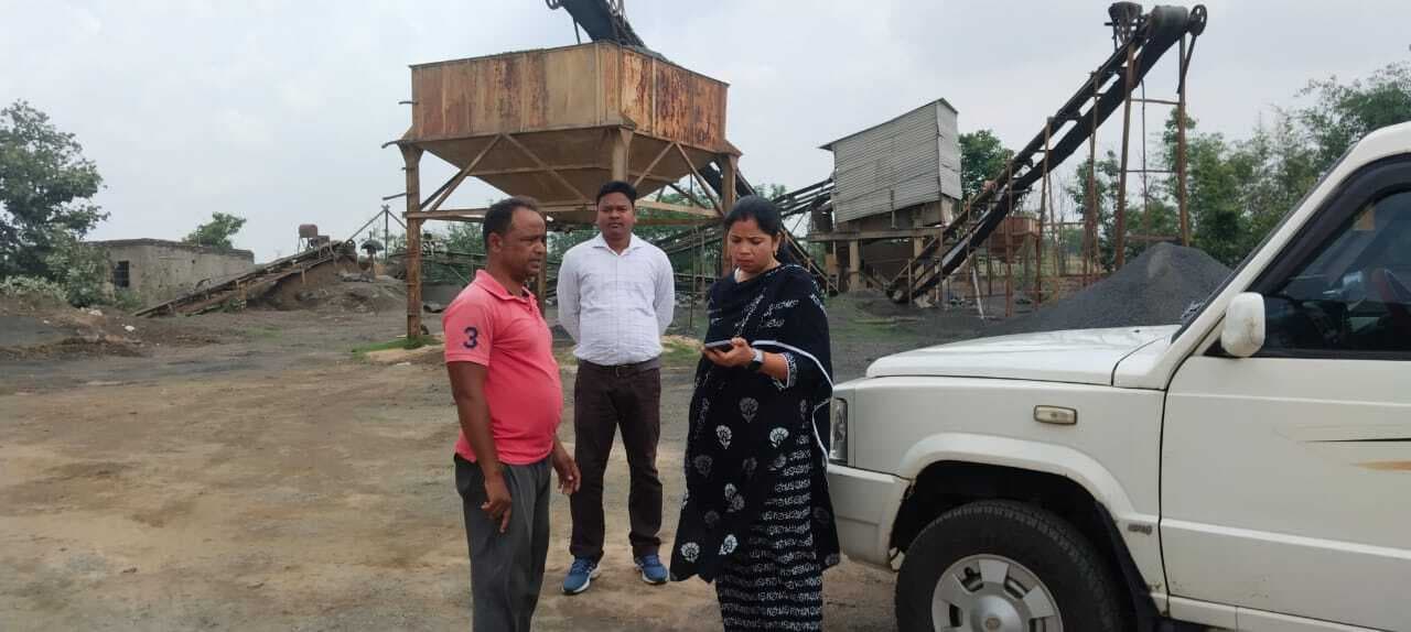 Giridih News: अंचल अधिकारी ने किया क्रशरों का निरीक्षण, मिली गड़बड़ी, कार्रवाई में जुटा विभाग