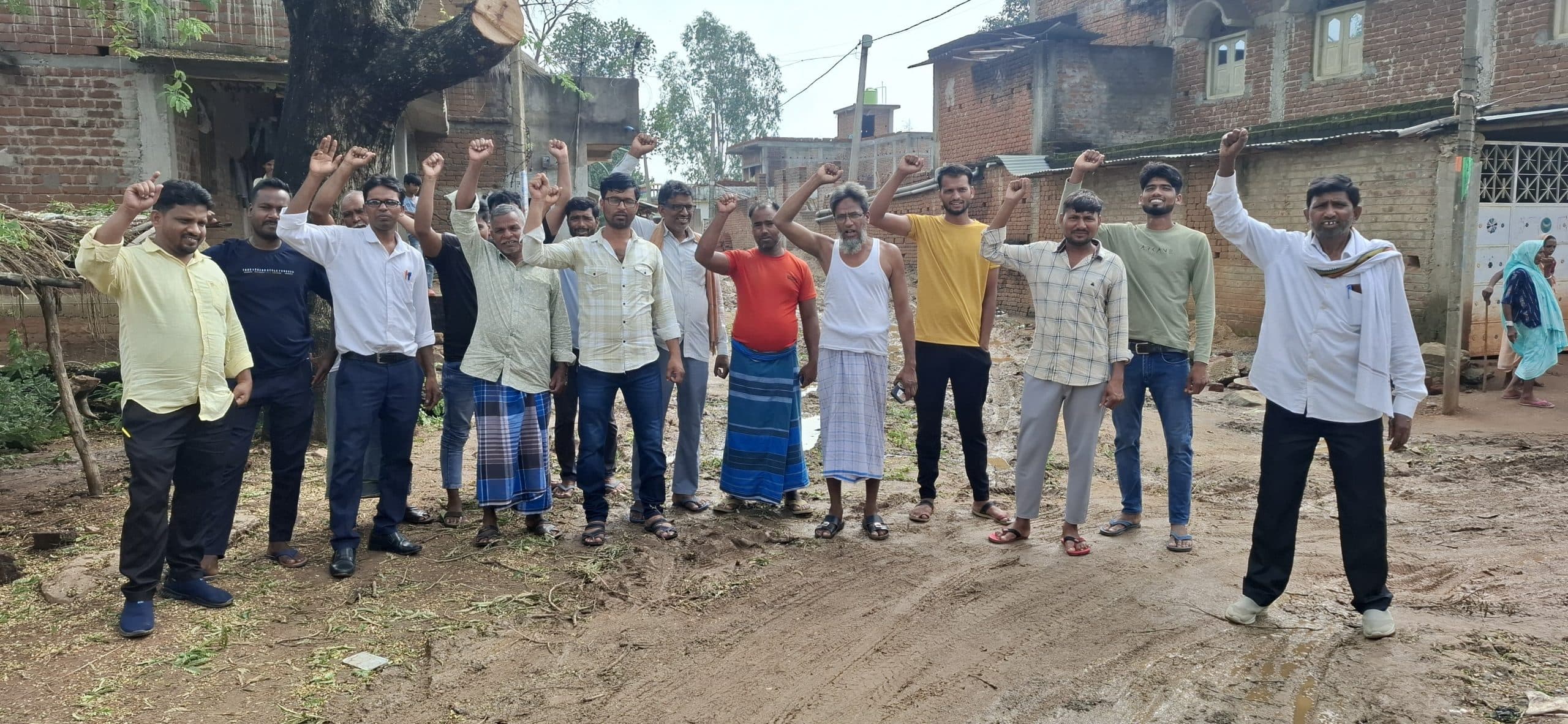 Giridih News: बारिश में सिरनाटांड़-जलखरियोडीह सड़क पर कीचड़ पसरा, पैदल चलना भी मुश्किल