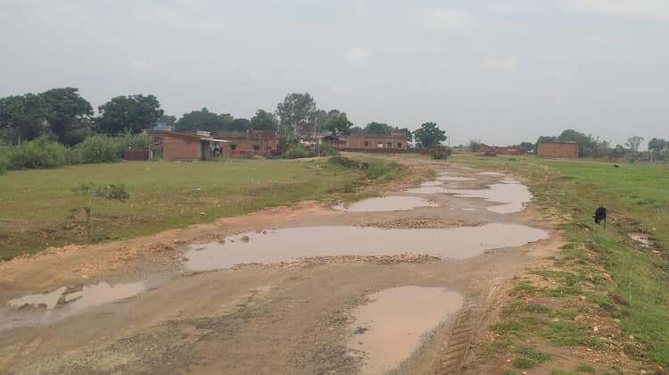 Giridih News: पुलिया निर्माण के लिए खोद दिया गड्ढा, पानी भरने से लोग परेशानछह माह में पूरा नहीं हुआ चंपापुर-महादेवडीह रोड का काम21 गिरिडीह-3.जर्जर सड़क में जगह-जगह जमा पानी, 4.महीनों से आधूरा है पुलिया का निर्माणगांडेय. छह माह पूर्व शुरू हुए चंपापुर-महादेवडीह सड़क निर्माण का काम अभी तक पूरा नहीं हुआ. संवेदक ने तीन जगहों पर पुलिया निर्माण के लिए गड्ढा खोद दिया है. इधर, प्राक्कलित राशि से कम पर काम लेने के कारण अब मामला लटक गया है. संवेदक योजना को रिवाइज में डाल कर कार्य को रोके दिया है. काम आरईओ विभाग करना रहे हैं. कार्य का मूल संवेदक संजय सिंह हैं, जबकि कार्य स्थानीय संवेदक सुधीर सिंह के जिम्मे है. ग्रामीणों ने बताया कि छह माह पूर्व शुरू हुए सड़क निर्माण कार्य में चंपापुर पंचायत भवन के पास एक व केराडीह में दो स्थानों पर पुलिया निर्माण को गड्डा कर ढलाई तो किया गया है लेकिन इसे चालू नहीं किये जाने से लोगों को कीचड़ भरे डायवर्सन से आवाजाही करने को मजबूर हैं. ग्रामीणों ने बताया कि चंपापुर से महादेवडीह तक जगह-जगह सड़क जर्जर हो गयी है. कई स्थानों पर जल जमाव से आवाजाही में परेशानी हो रही है. स्थिति यह है कि अब एंबुलेंस भी गांव आना नहीं चाहती है. ग्रामीणों ने विभाग ने अविलंब सड़क निर्माण की मांग की है.आधा दर्जन गांव होंगे लाभान्वितग्रामीणों ने बताया कि चंपापुर से महादेवडीह तक जर्जर सड़क बनने से आधा दर्जन गांव के लाेग लाभान्वित होंगे. यह सड़क उदयपुर पंचायत होते हुए गिरिडीह को जोड़ती है. बताया कि सड़क निर्माण से चंपापुर, मंडरडीह, चुटियाडीह, महेशमरवा, महादेवडीह व उदयपुर के ग्रामीणों को काफी सहूलियत होगी. ग्रामीणों ने बरसात में सड़क पर डस्ट या मोरम डाल कर चलने योग्य बनाने की मांग की है.अविलंब पुलिया व सड़क निर्माण करने का दिया गया है निर्देश : जेईआरइओ के कनीय अभियंता (जेई) फैयाज अहमद ने कहा कि मामला संज्ञान में आया है. प्राक्कल रिवाइज के लिये फाइल अग्रसारित किया गया है. इसके बाद भी संवेदक को अविलंब सड़क व पुलिया निर्माण का निर्देश दिया गया है.