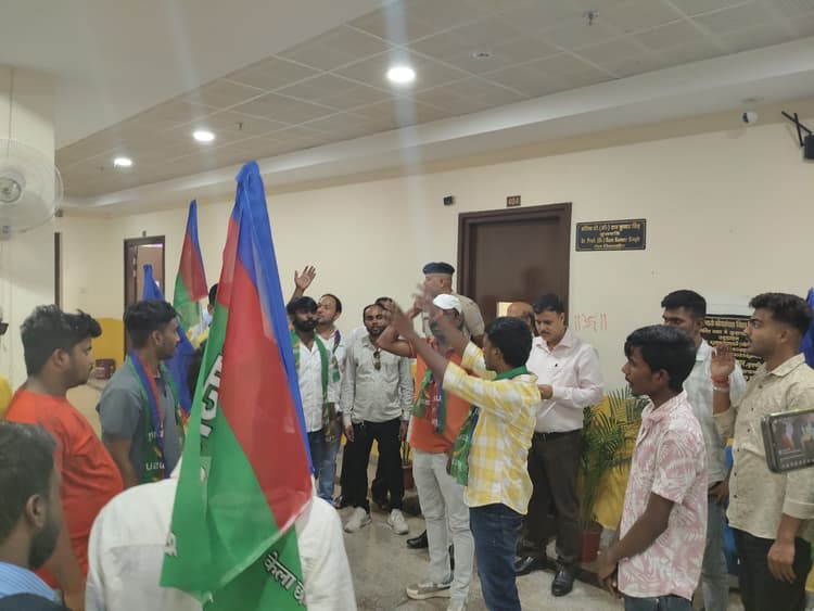 Dhanbad News : बीबीएमकेयू कुलपति का आजसू छात्र संघ ने किया घेराव