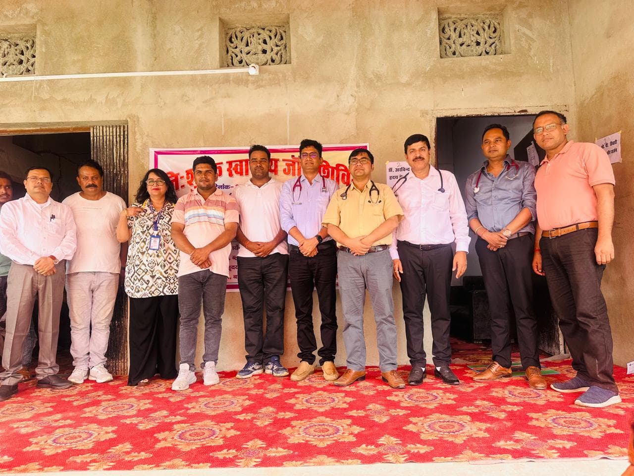 डॉक्टर क्लब ने सलेमगढ़ में लगाया मेडिकल कैंप, 398 मरीजों का हुआ नि:शुल्क इलाज