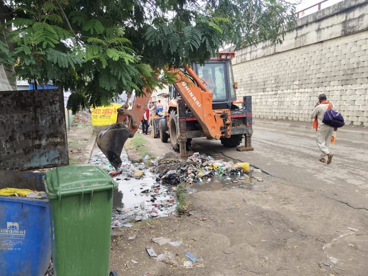बरसात के समय नगर पंचायत को नाला सफाई की आयी याद