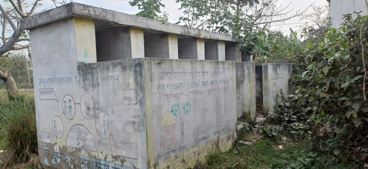 saran news. मांझी नगर पंचायत में शौचालय नहीं होने से लोगों को हो रही परेशानी