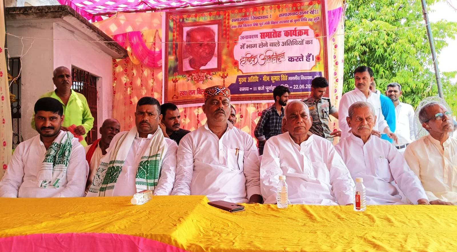 पूर्व मंत्री की पुस्तकालय में प्रतिमा का हुआ अनावरण