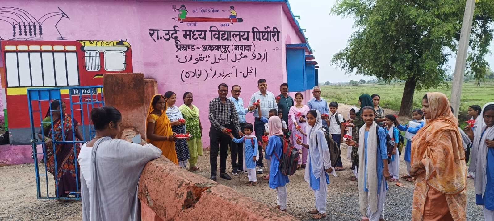 गर्मी की छुट्टी खत्म होने के बाद स्कूल में बच्चों का किया गया स्वागत