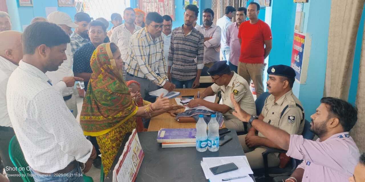 Bettiah : जनता दरबार में एक दर्जन से अधिक भूमि विवादों की सुनवाई