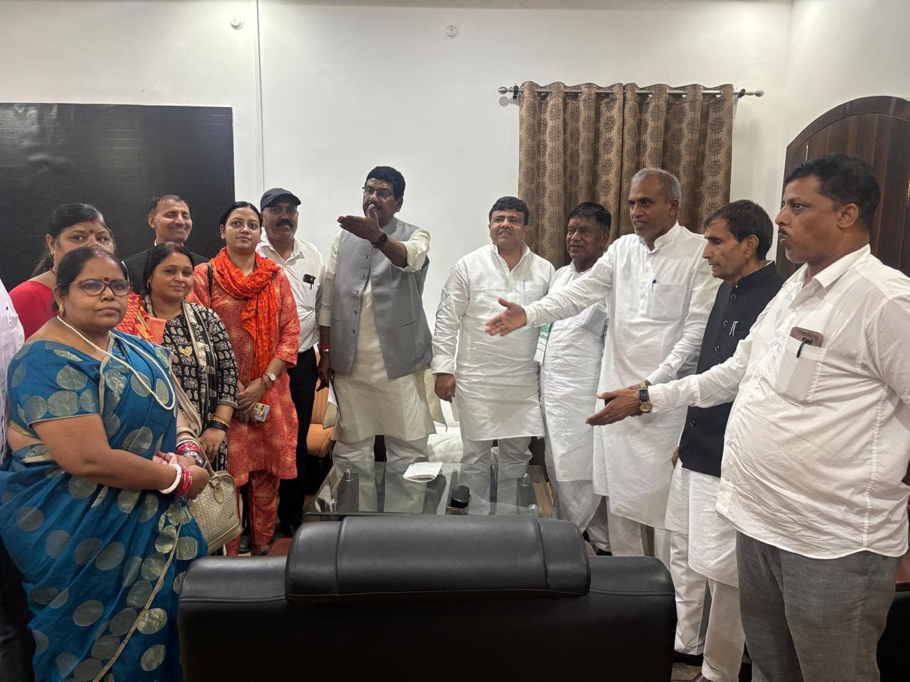 सेवा नियमित की मांग को लेकर शिक्षा समिति के सदस्य से मिले अतिथि शिक्षक