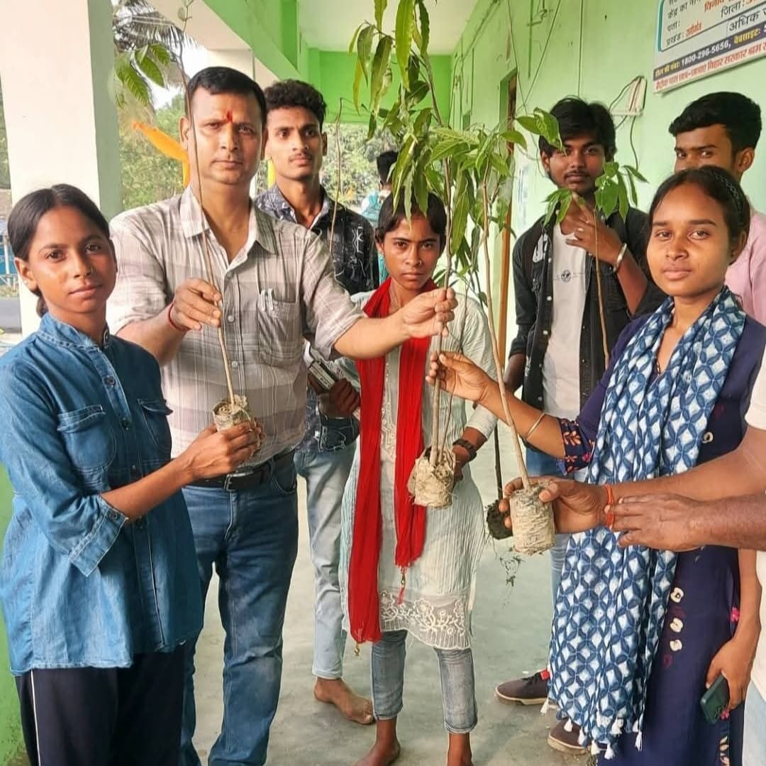 स्वस्थ के लिए योग व पर्यावरण के लिए पौधरोपण