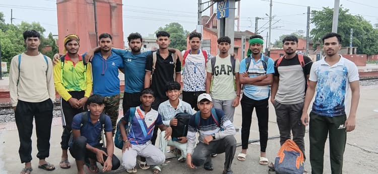 स्टेट कबड्डी प्रतियोगिता के लिए कैमूर की टीम छपरा हुई रवाना