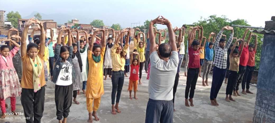 स्योर सक्सेस कोचिंग सेंटर में मनाया गया योग दिवस