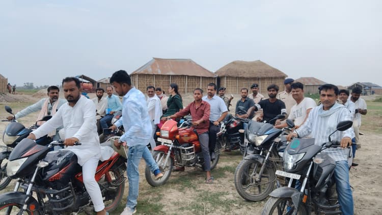 नाव व बाइक से पहुंचकर बाढ़ प्रभावित क्षेत्र तेलवा का डीएम ने किया निरीक्षण